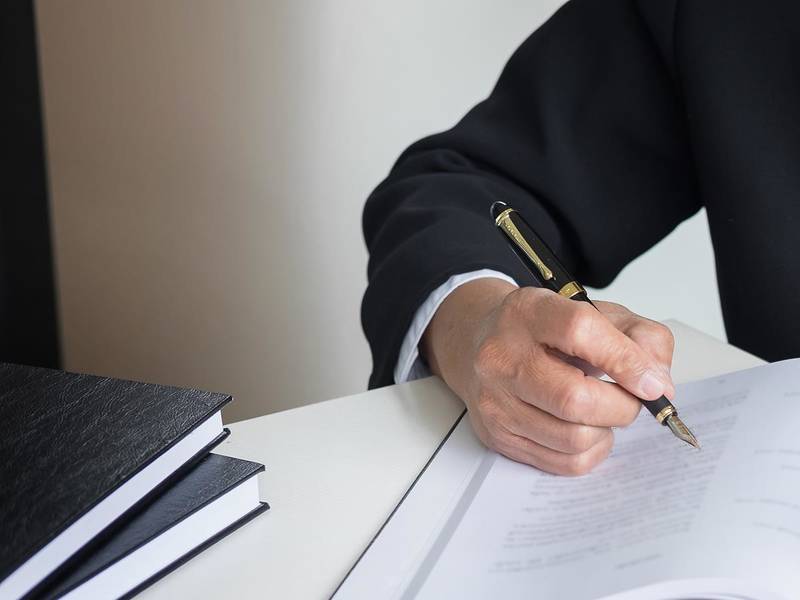 日照律師事務(wù)所解析：夫妻共有財(cái)產(chǎn)份額確定的多元考量